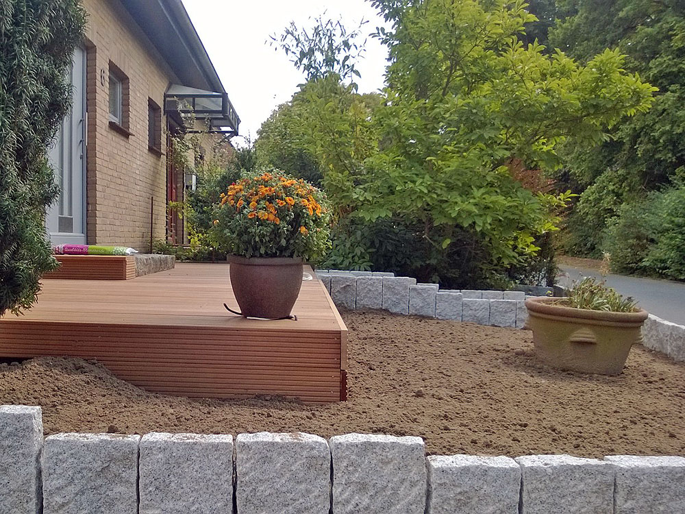 Blick auf fertig gestalteten Vorgarten
